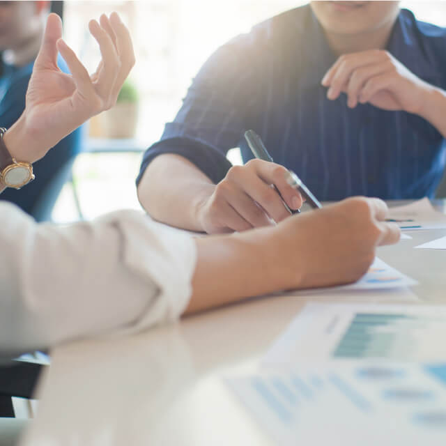 Acompañamiento egresados Personas hablan en una mesa