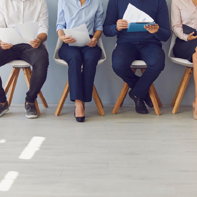 Empleo para egresados uniminuto Cuatro personas sentadas en sillas