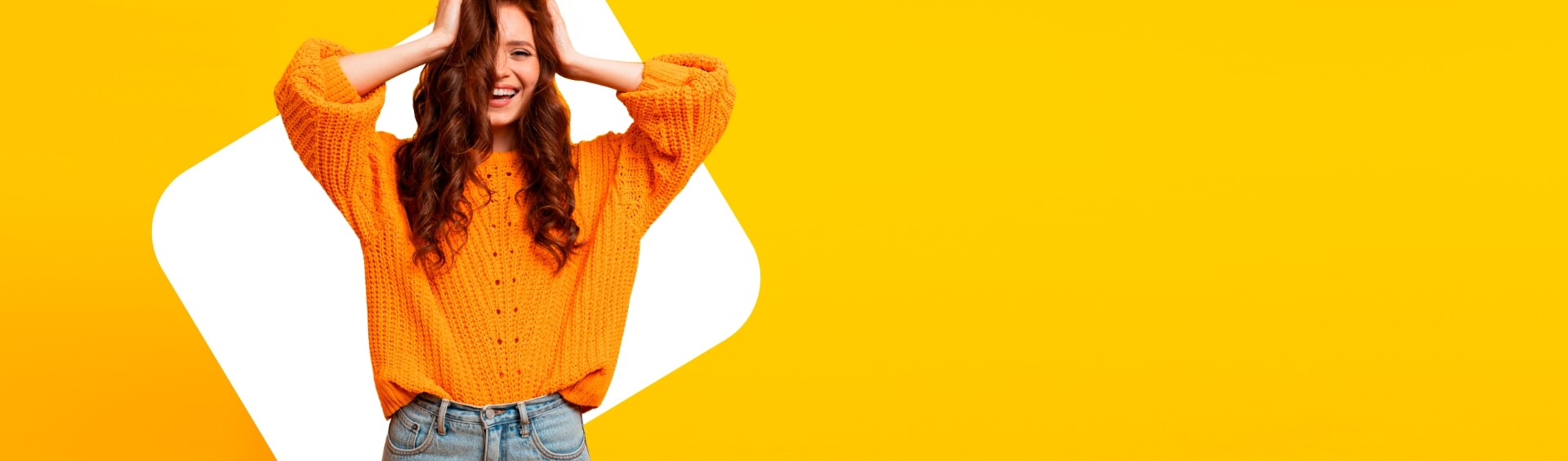 Descuentos egresados uniminuto Mujer con la mano en la cabeza