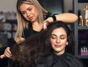 Unimnuto salon belleza egresados Mujer en salón de belleza