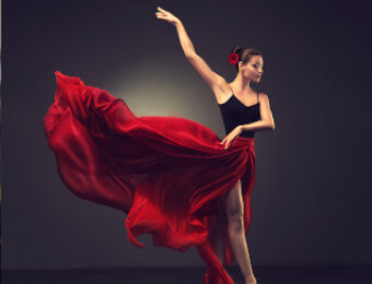 Uniminuto arte egresados Mujer baila con vestido rojo