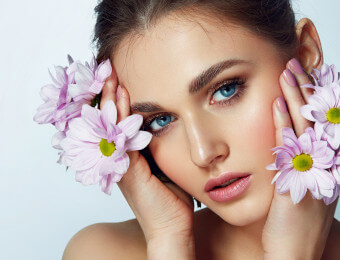 Belleza egresados Mujer con ojos maquillados y flores