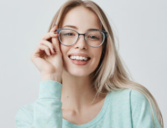 Lentes egresados uniminuto Mujer con gafas